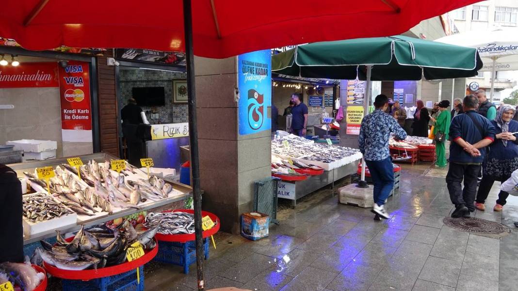 Tezgahların en ucuzu hamsi bile alev alev cep yakıyor! Bir günde yüzde 75 zamlandı, çarşıya giden vatandaş eli boş döndü 5